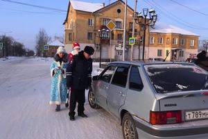 ГИБДД совместно с Дедом Морозом и Снегурочкой поздравили участников дорожного движения