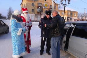 ГИБДД совместно с Дедом Морозом и Снегурочкой поздравили участников дорожного движения