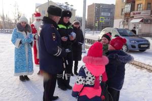 ГИБДД совместно с Дедом Морозом и Снегурочкой поздравили участников дорожного движения