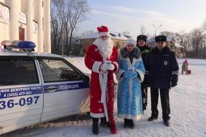 ГИБДД совместно с Дедом Морозом и Снегурочкой поздравили участников дорожного движения