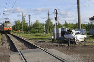 Водитель автомашины &quot;ДЖИЛИ МК-Кросс&quot; не имея права управления въехала на железнодорожный переезд на запрещающий сигнал, в результате столкновения с подвижным составом травмированы два ребенка 