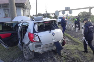 Водитель автомашины &quot;ДЖИЛИ МК-Кросс&quot; не имея права управления въехала на железнодорожный переезд на запрещающий сигнал, в результате столкновения с подвижным составом травмированы два ребенка 