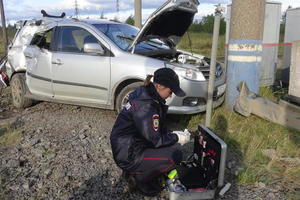 Водитель автомашины &quot;ДЖИЛИ МК-Кросс&quot; не имея права управления въехала на железнодорожный переезд на запрещающий сигнал, в результате столкновения с подвижным составом травмированы два ребенка 