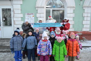 Дошколята поздравили участников дорожного движения с наступившим Новым годом