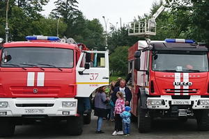 В День города огнеборцы показали тагильчанам современную  пожарно-спасательную технику