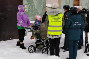 Пожары в бывших общежитиях происходят с пугающей регулярностью. Сотрудники МЧС совместно с другими службами города провели профилактический рейд в бывшем общежитии на ул. Щорса, 21