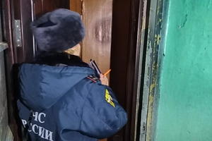 Пожары в бывших общежитиях происходят с пугающей регулярностью. Сотрудники МЧС совместно с другими службами города провели профилактический рейд в бывшем общежитии на ул. Щорса, 21