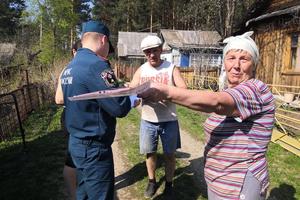 ПОЖАРООПАСНЫЙ ПЕРИОД:  в выходные и праздничные дни сотрудники МЧС патрулировали коллективные сады, граничащие с лесом