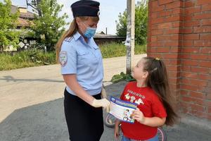 Сотрудники ГИБДД продолжают организовывать встречи с юными участниками дорожного движения.  На этот раз сотрудники отделения по пропаганде безопасности дорожного движения выехали в  садовые товарищества.