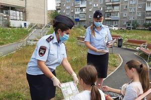 Сотрудники ГИБДД продолжают организовывать встречи с юными участниками дорожного движения.  На этот раз сотрудники отделения по пропаганде безопасности дорожного движения выехали в  садовые товарищества.