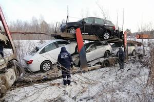 В Нижнем Тагиле сотрудники ГИБДД устанавливают обстоятельства дорожно-транспортного происшествия с участием автовоза. 