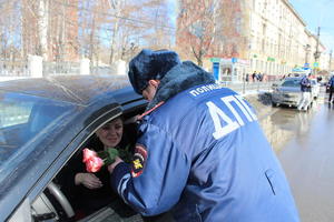 Начальник ОГИБДД Анатолий Чернов поздравил женщин с 8 марта!