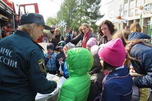 1 сентября пожарные и спасатели напоминают школьникам правила безопасности