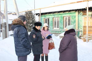 Сотрудники полиции побывали в семье, пострадавшей на пожаре