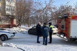 Спасатели проверили возможность проезда пожарной спецтехники к многоквартирным домам в центре Нижнего Тагила.