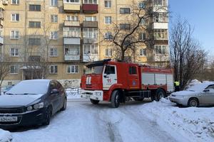 Спасатели проверили возможность проезда пожарной спецтехники к многоквартирным домам в центре Нижнего Тагила.