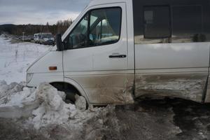 Микроавтобус врезался в ВАЗ под Нижним Тагилом