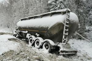 В Нижнем Тагиле инспекторы ДПС, патрулировавшие трассы в снегопад, оказали помощь участникам дорожного движения